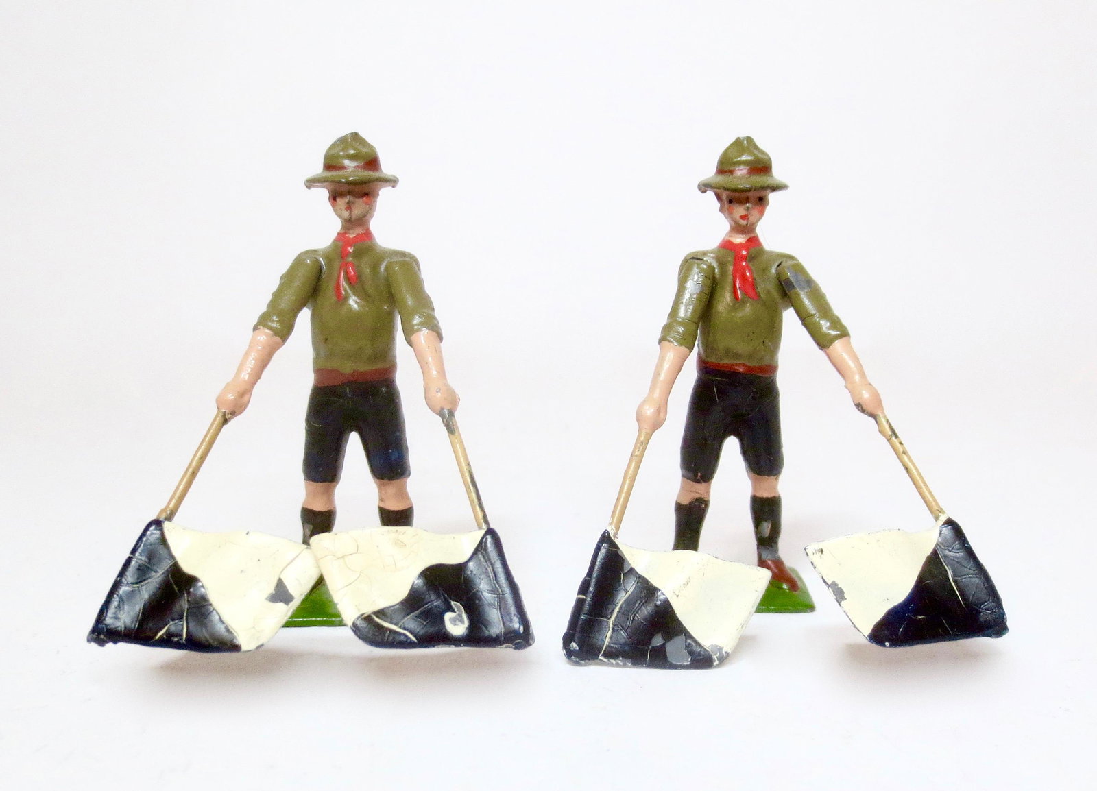 Britains From #163 Boy Scouts Signalers: Post war issue. 2 pieces. Excellent condition. Unboxed.