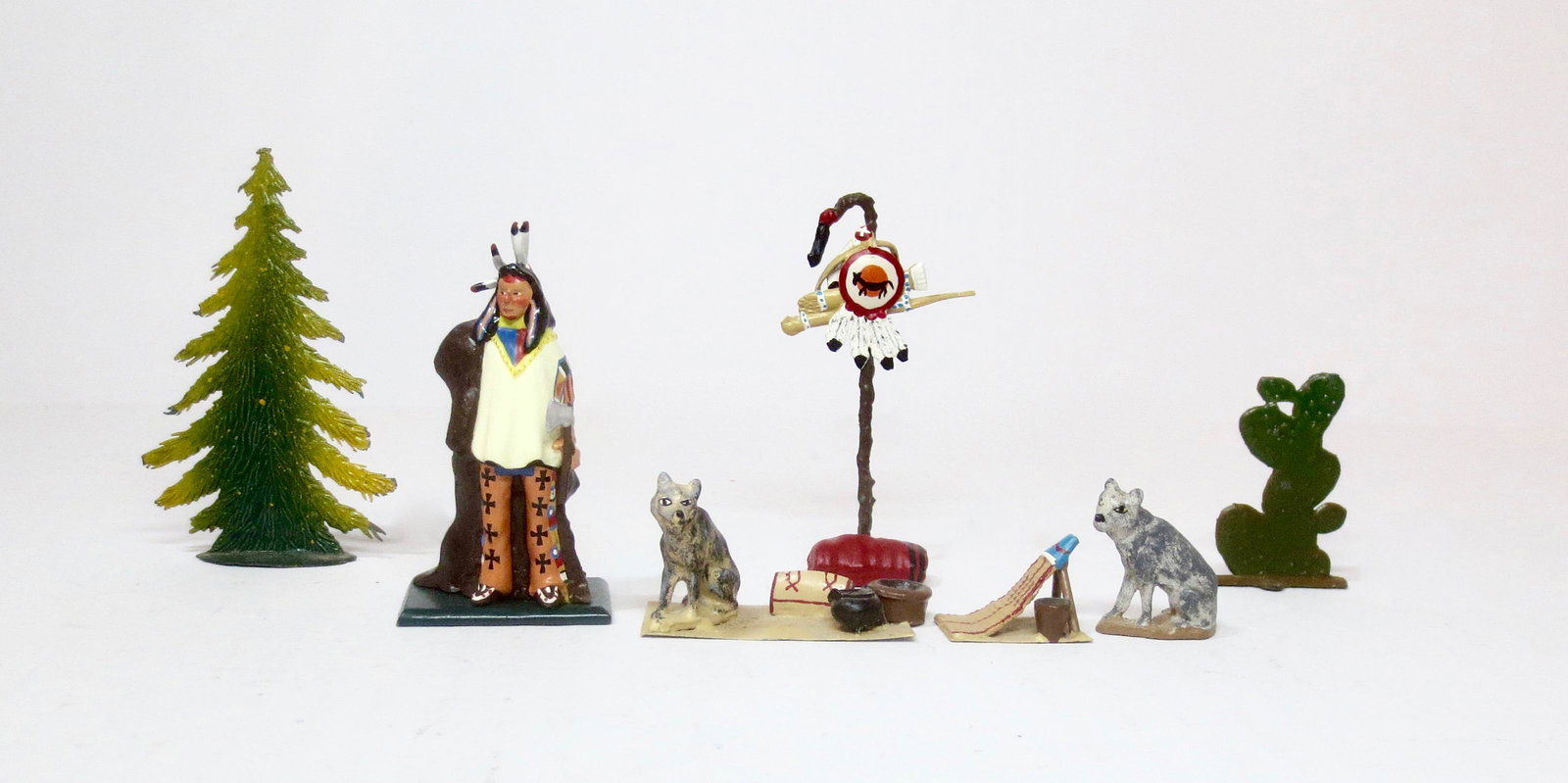 CBG American Indian with Wolves: Figures and foliage of the American West. 7 pieces. Near mint condition. Unboxed.
