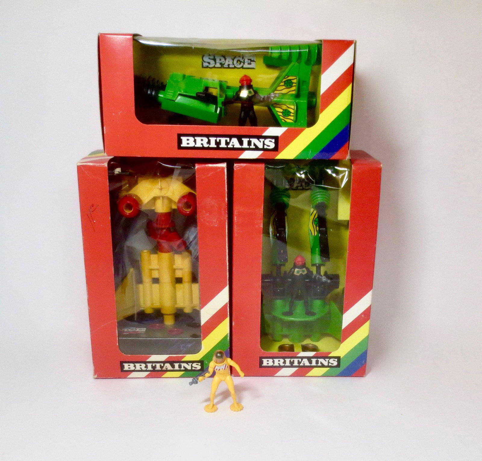 Britains Space Series Boxed Sets: Alien Space Station Grabs #9127, Starguard Space Cannon #9115, Alien Space Cannon #9125. 3 sets. Mint to near mint in boxes (one figure is loose in the box, a few punctures in the cellophane windows o
