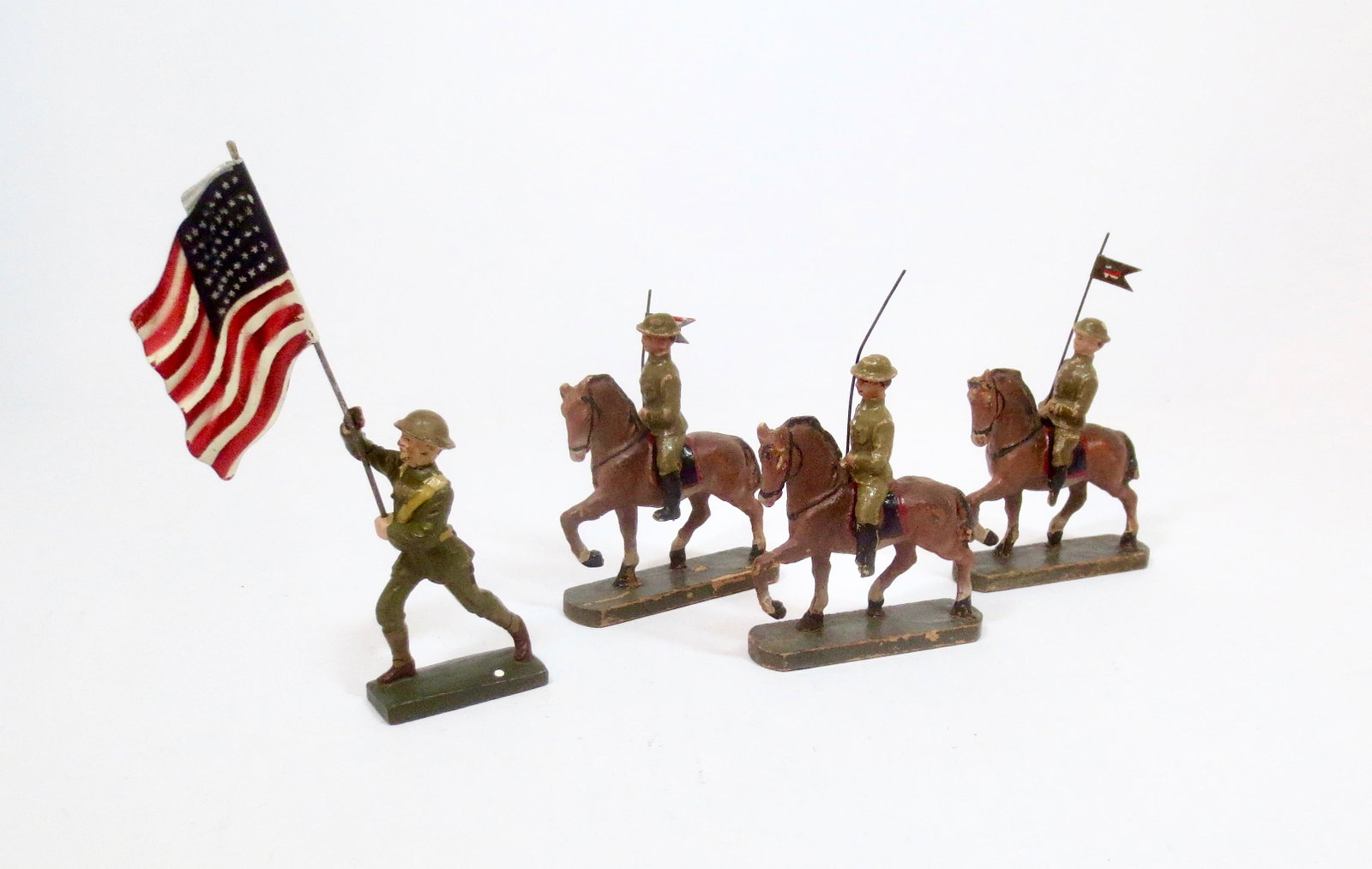 Elastolin U.S. Flag Bearer and Cavalry: 4 pieces. Excellent to very good condition. Unboxed.