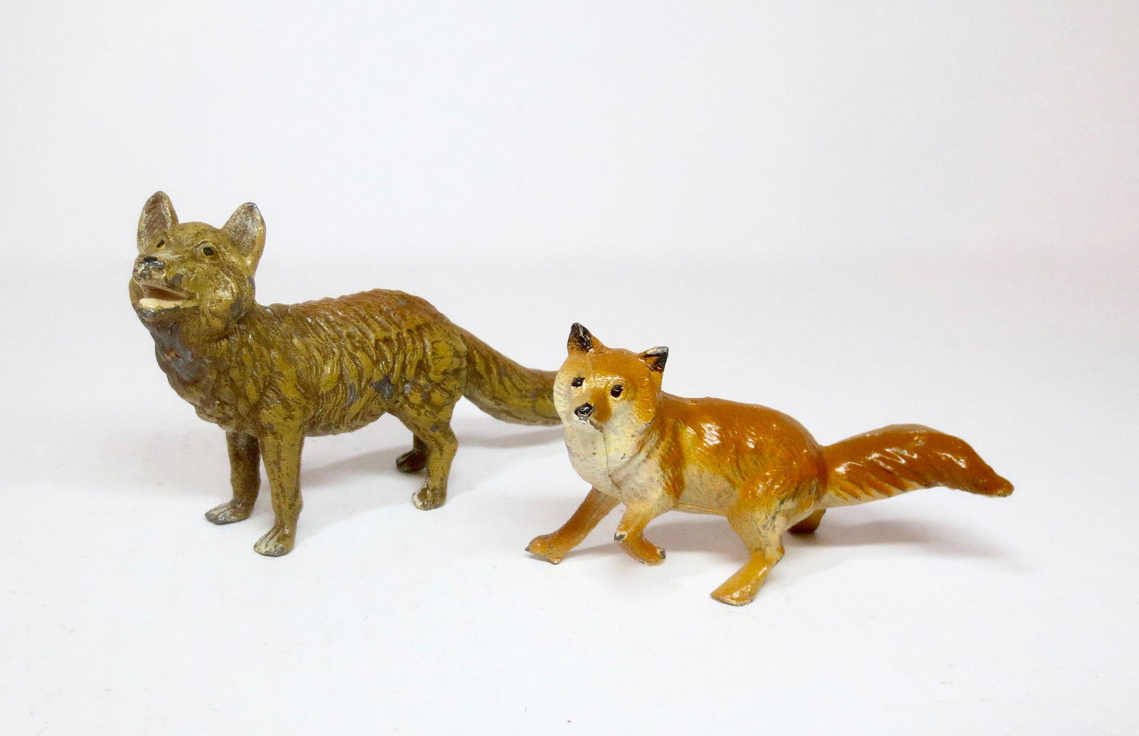 Large Scale Foxes: Heyde or similar maker. 45mm-65mm tall. 2 pieces. Excellent condition. Unboxed.