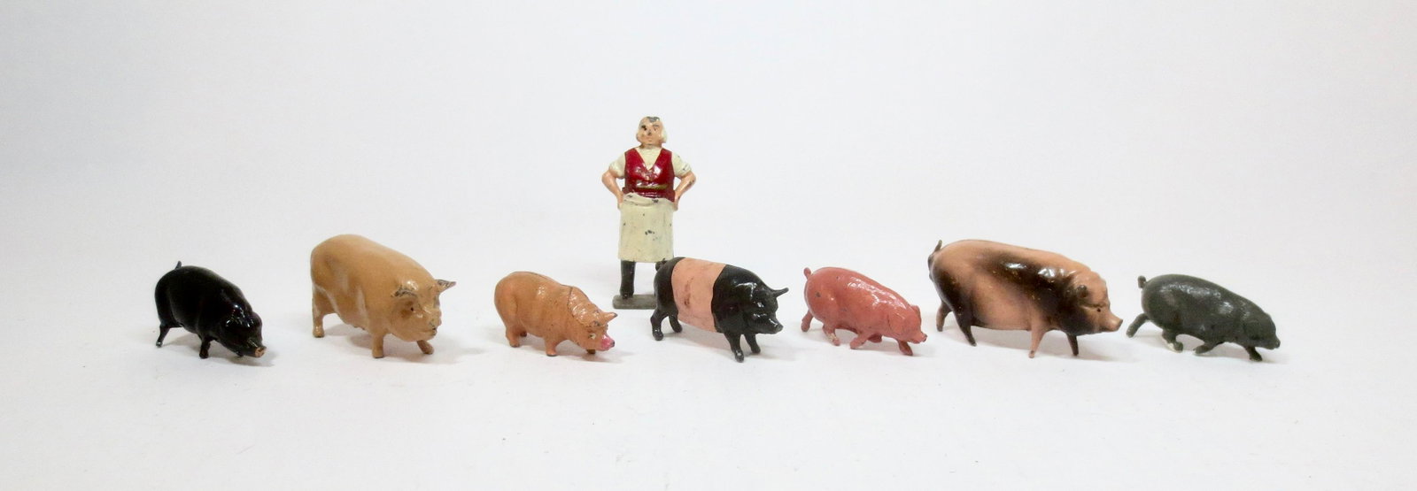 Hollowcast Innkeeper with Plenty of Pigs: Johillco Innkeeper with pigs from a variety of makers. 8 pieces. Excellent to very good condition. Unboxed.