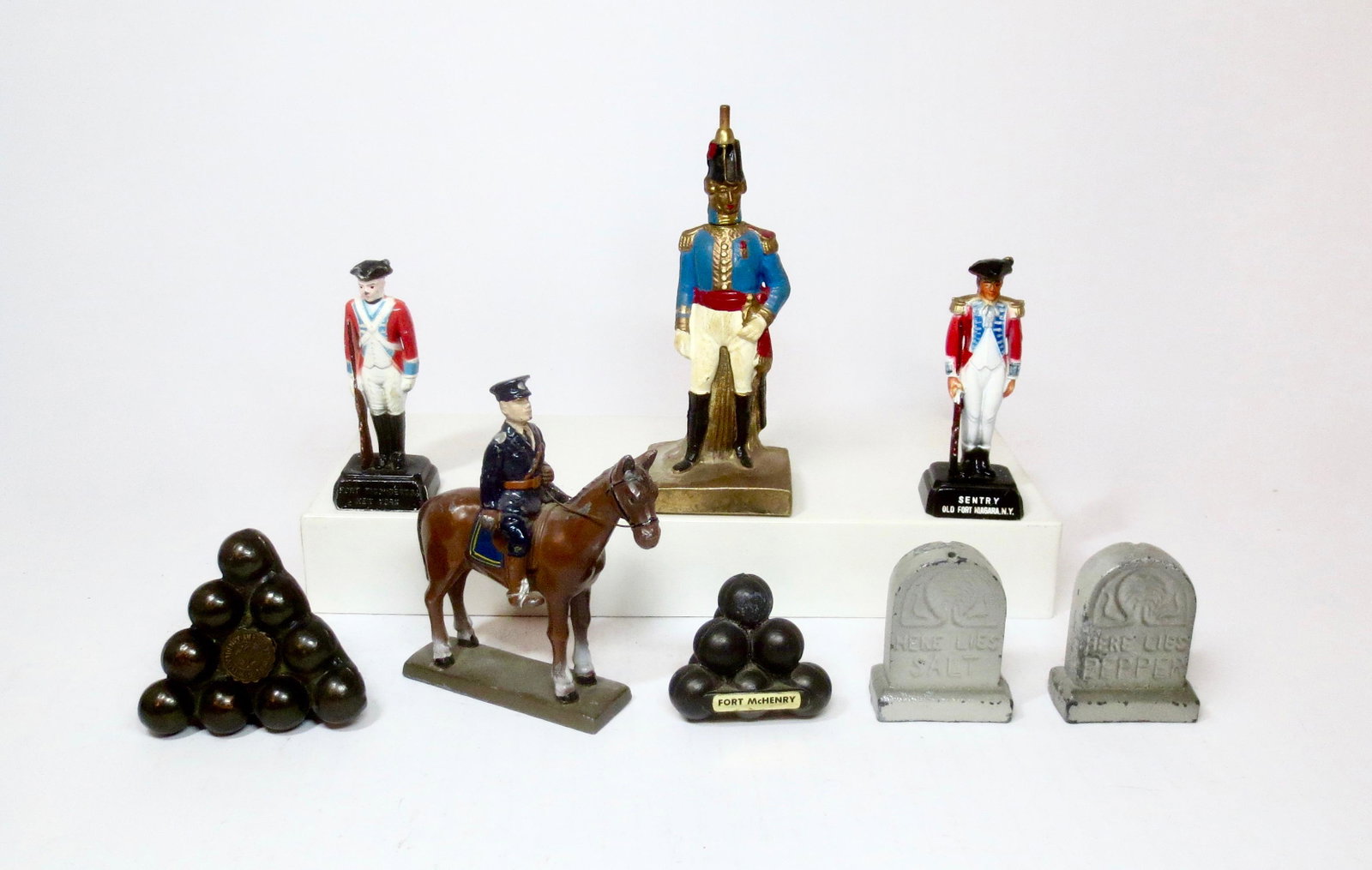 Vintage Soldier Souvenirs: Fort Ticonderoga, Fort Niagara, Fort McHenry and Gravestone Salt & Pepper shakers. Bluecoat's head is a removable pen. 2" to 5" tall. Excellent condition. No boxes.