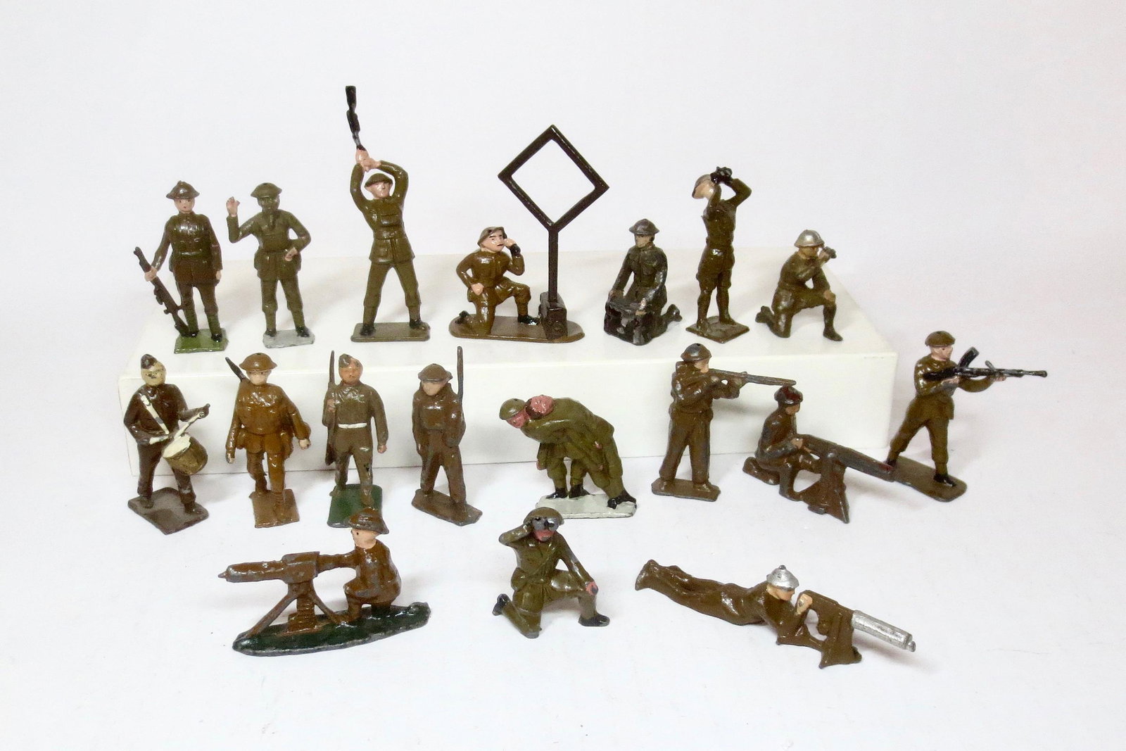 British Makers Khaki Soldier Assortment: Pre war issues from Johillco, Crescent and others. 18 pieces. Excellent to very good condition (radio man is repainted). Unboxed.