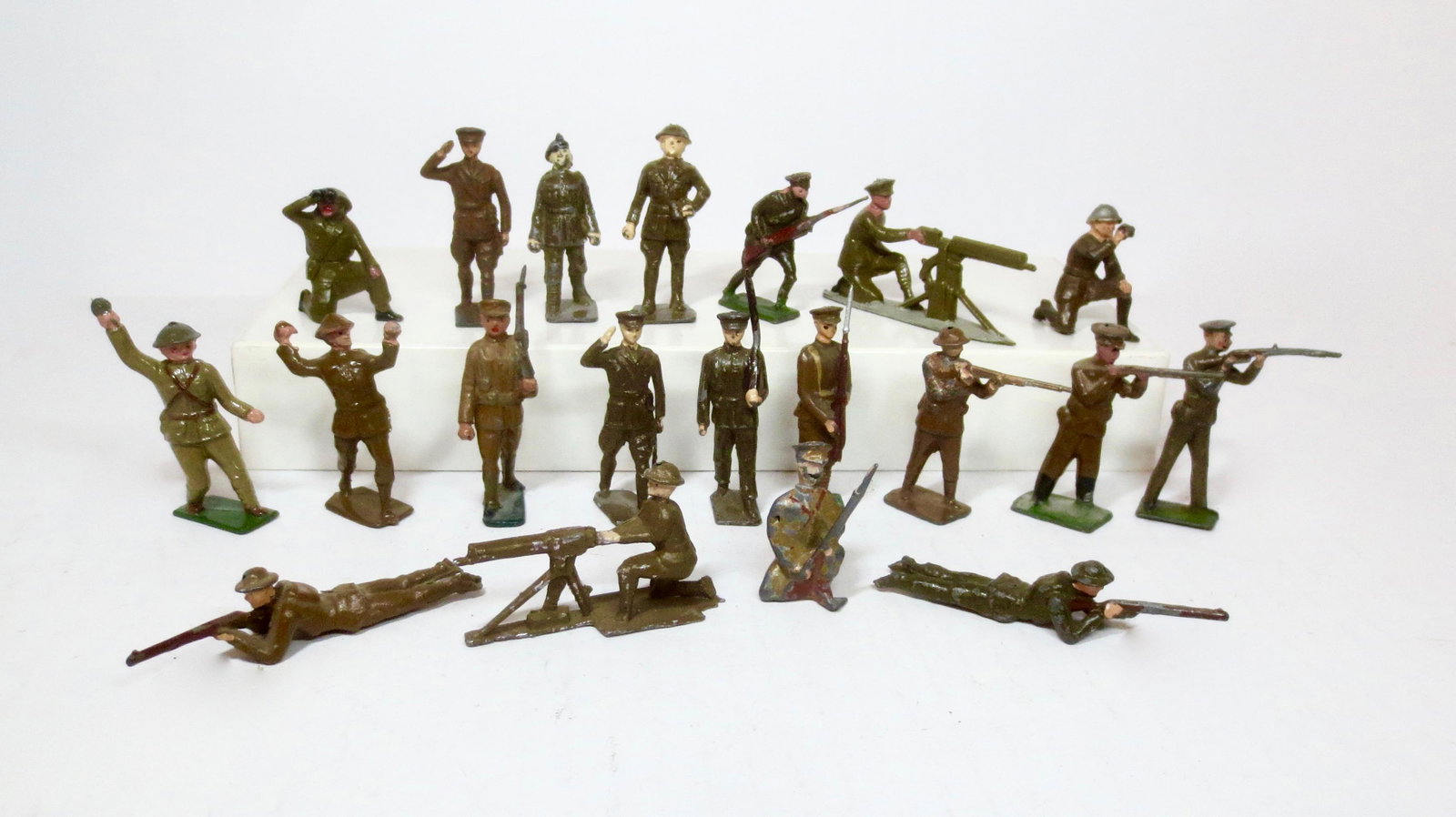 British Makers Khaki Soldier Assortment: Pre war issues from Johillco, Crescent, Fry, Taylor Barrett, Segal, and others. 20 pieces. Excellent to very good condition (Segal bomb thrower repainted). Unboxed.