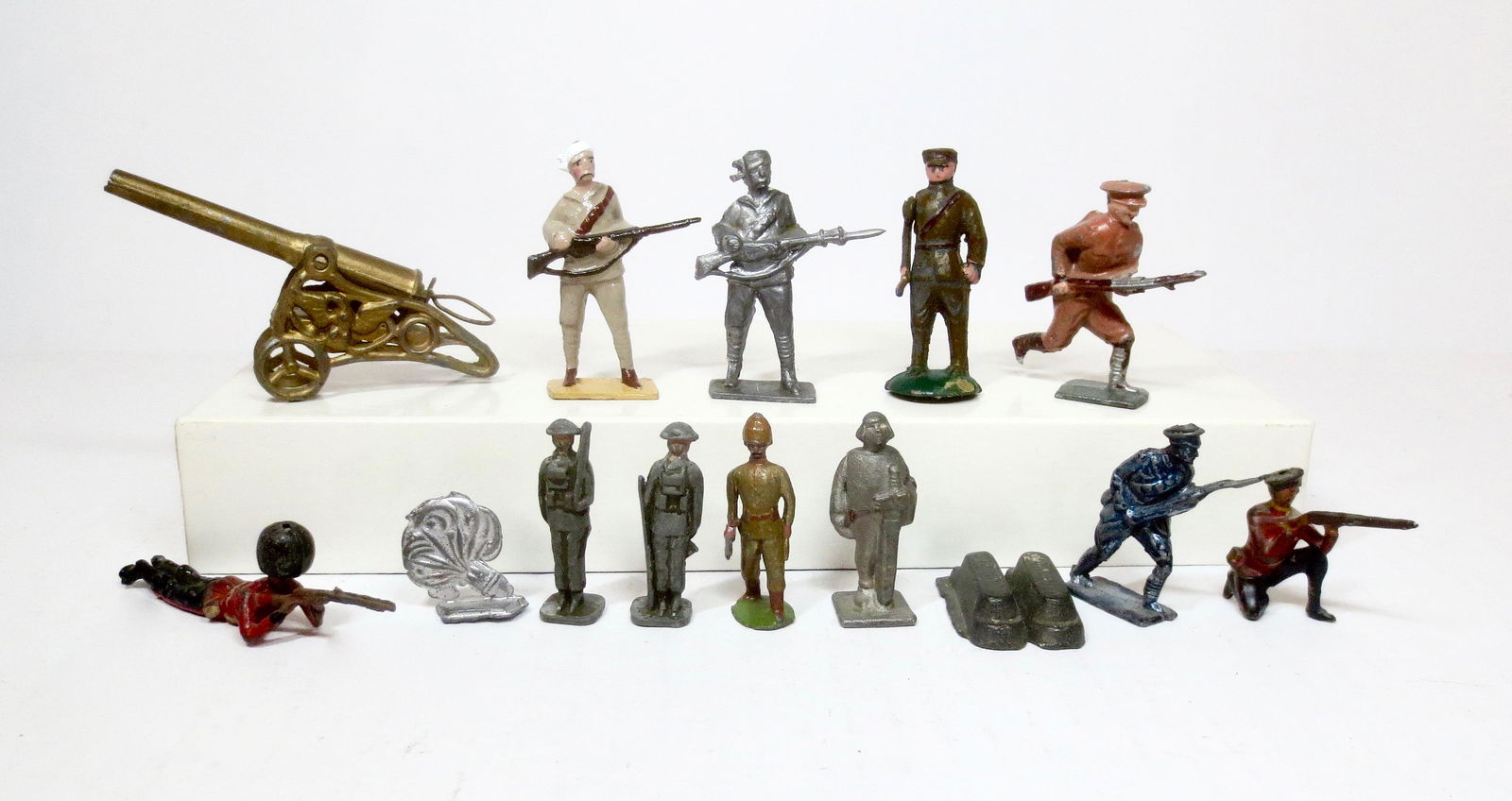 British Makers Pre war Soldier Assortment: Figures from Fry, Reka, Hahn, Taylor Barrett, Britains and others. Plus a lead ingot from Rappaport for home casting. 14 pieces. Excellent to very good condition (one figure repainted, and one broken