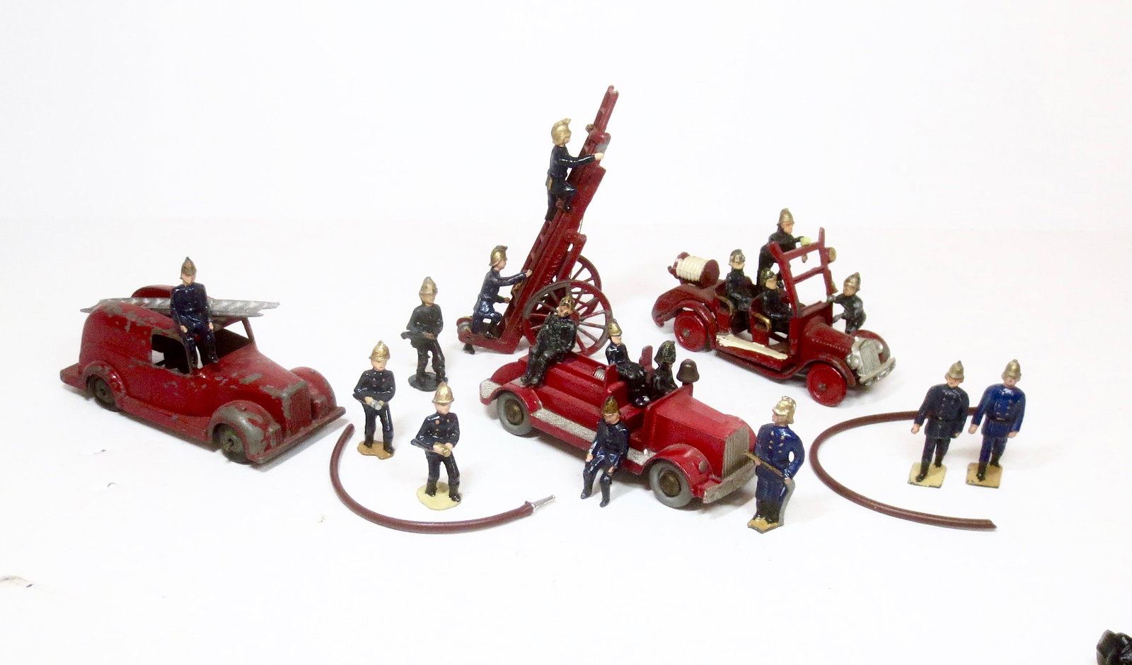 British Makers Fire Fighter Assortment: Figures, engines and accessories from Crescent Taylor & Barrett and Timpo. 24 pieces. Very good to good condition (Crescent truck missing ladder). Unboxed.