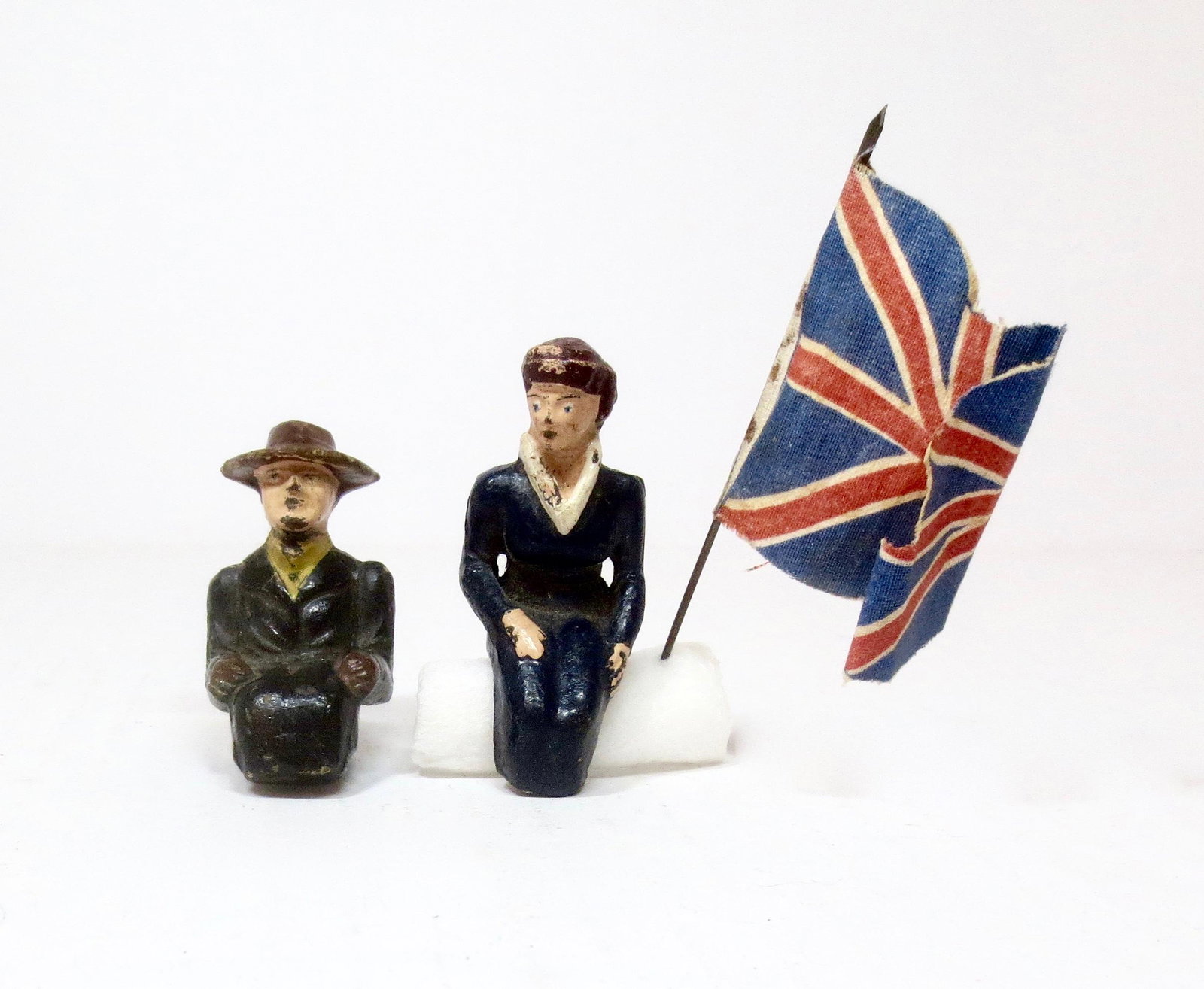 Composition British Figures and Flag: Very unusual figures. Possibly Queen Elizabeth and Prince Phillip. 75mm scale. Excellent condition. Unboxed.