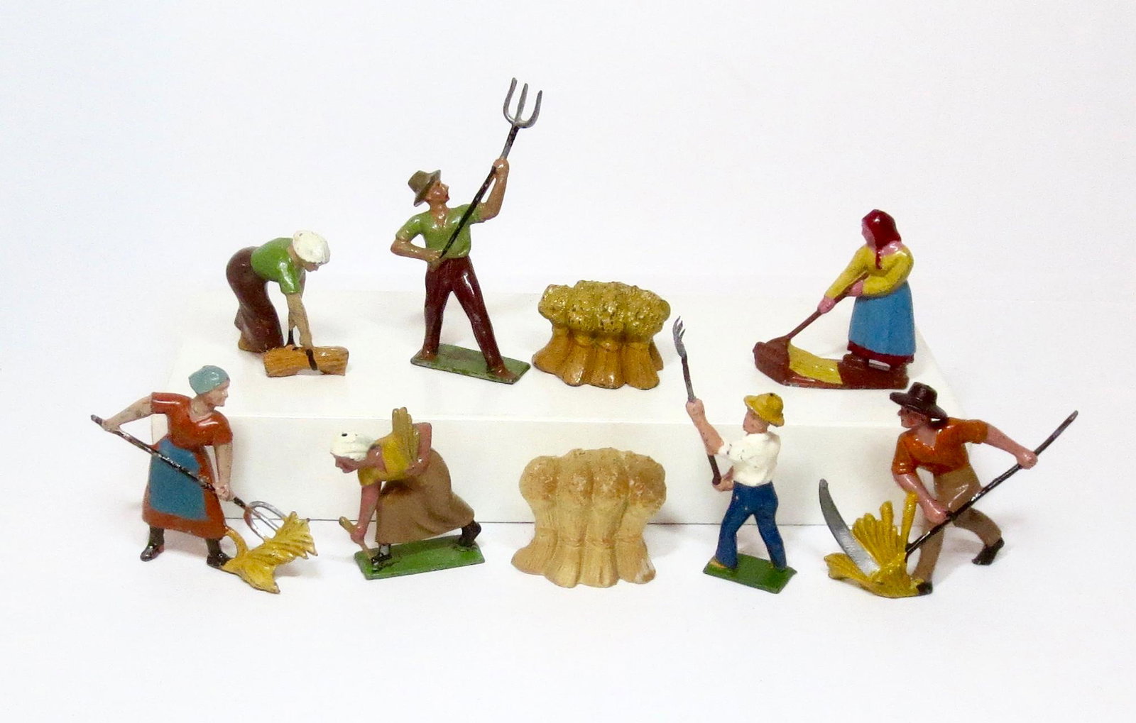 G.M. & D.C. French Farm Figures Bailing Hay: 9 pieces. Excellent condition. Unboxed.