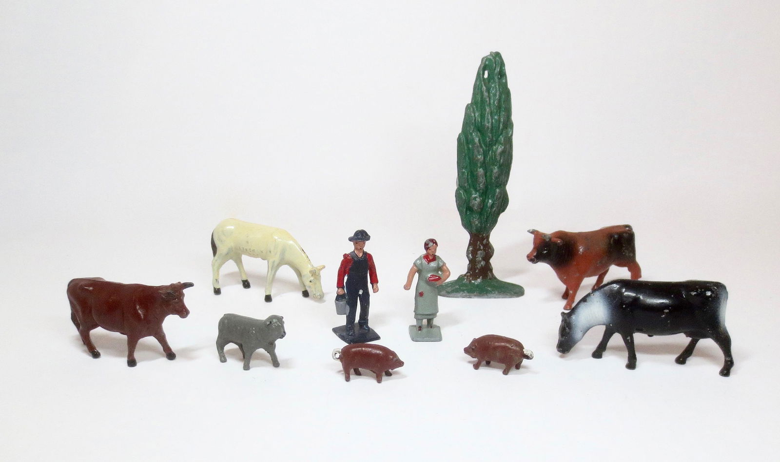 Lincoln Logs Farm Assortment: Farmer and wife with a selection of farm animals and scarce tree. 10 pieces. Excellent condition. Unboxed.