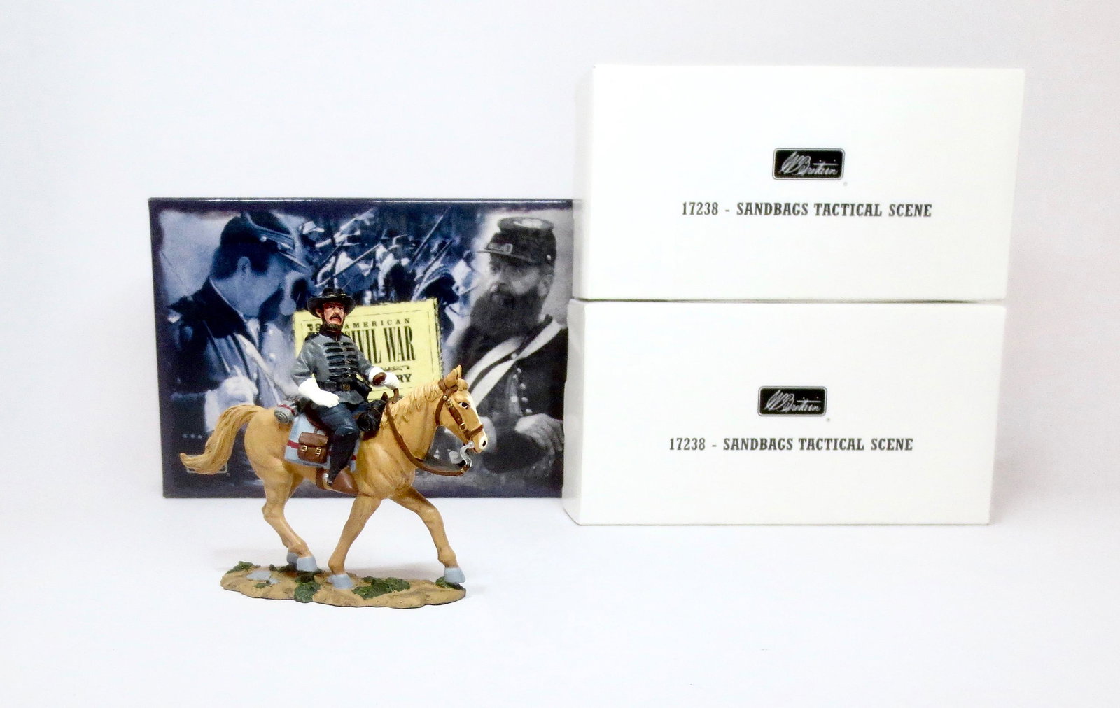 Britains #17404 Confederate Cavalry Private: American Civil War series. Comes with two sets of Sandbags (#17238). 3 pieces. Mint condition. Box excellent.