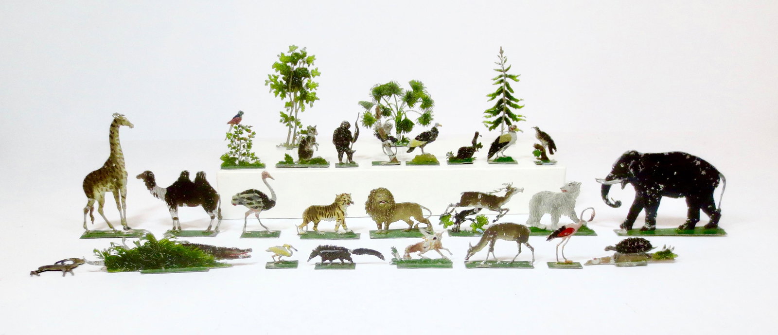 Very Early Flats Zoo Menagerie Set: Early to Middle 19th Century. Wonderfully depicted native animals and foliage. 27 pieces. Excellent to very good condition. Unboxed.