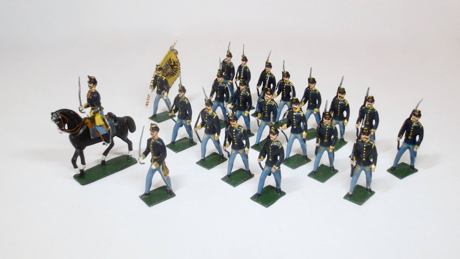 Wollner Hungarian Infantry Regiment: Pre war (Austria) issue. 54mm. Imperial Infantry marching. Complete set, including officer, mounted officer, and flag bearer. 21 pieces. Near mint to excellent condition. Unboxed.