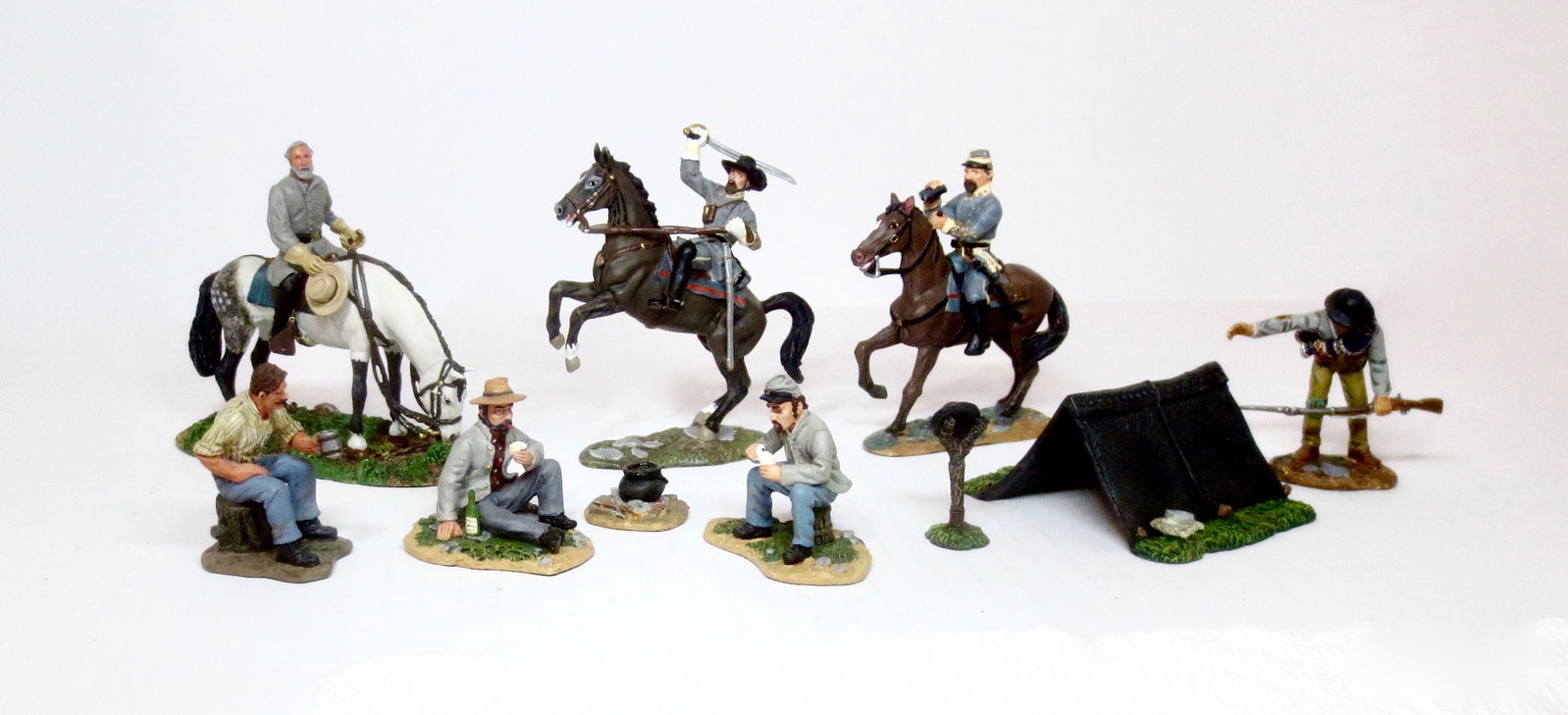 Britains ACW Confederate Soldier Selection: American Civil War. Includes General Lee mounted on Traveler, and a variety of other figures. 10 pieces. Excellent condition. Unboxed.