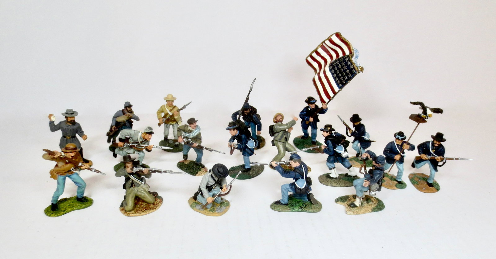 Britains American Civil War Assortment: Union Army and Confederate Army figures in combat. 18 pieces. Excellent condition. Unboxed.