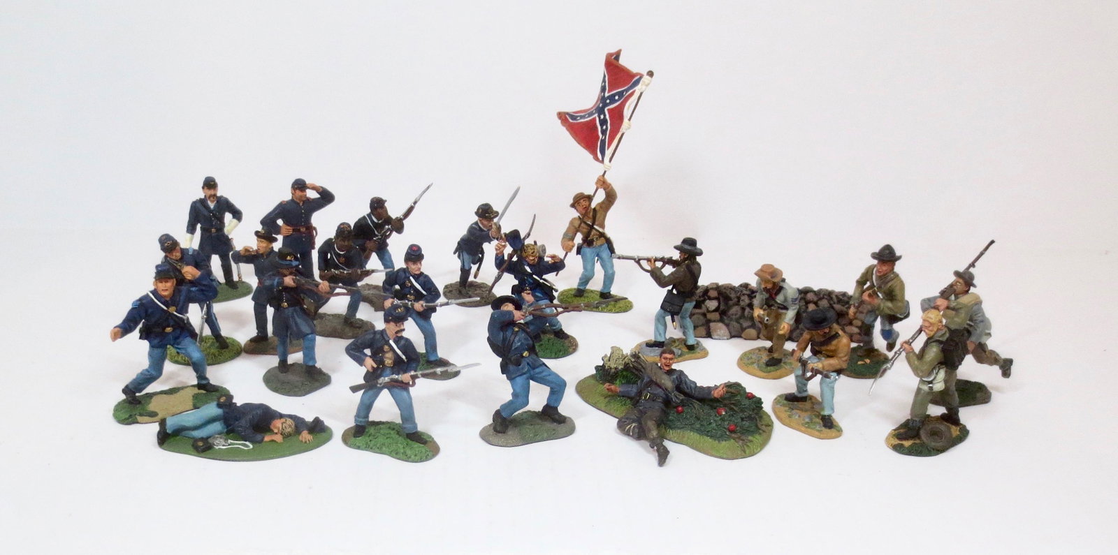 Britains American Civil War Assortment: Union Army and Confederate Army figures in combat. 24 pieces. Excellent condition. Unboxed.