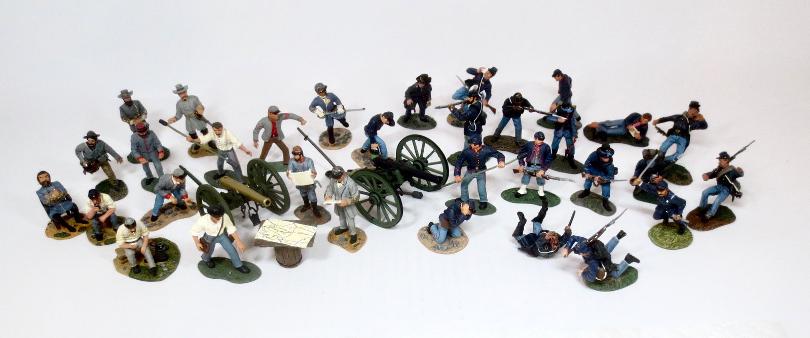 Britains American Civil War Assortment: Union Army and Confederate Army figures in combat. 34 pieces. Excellent condition. Unboxed.