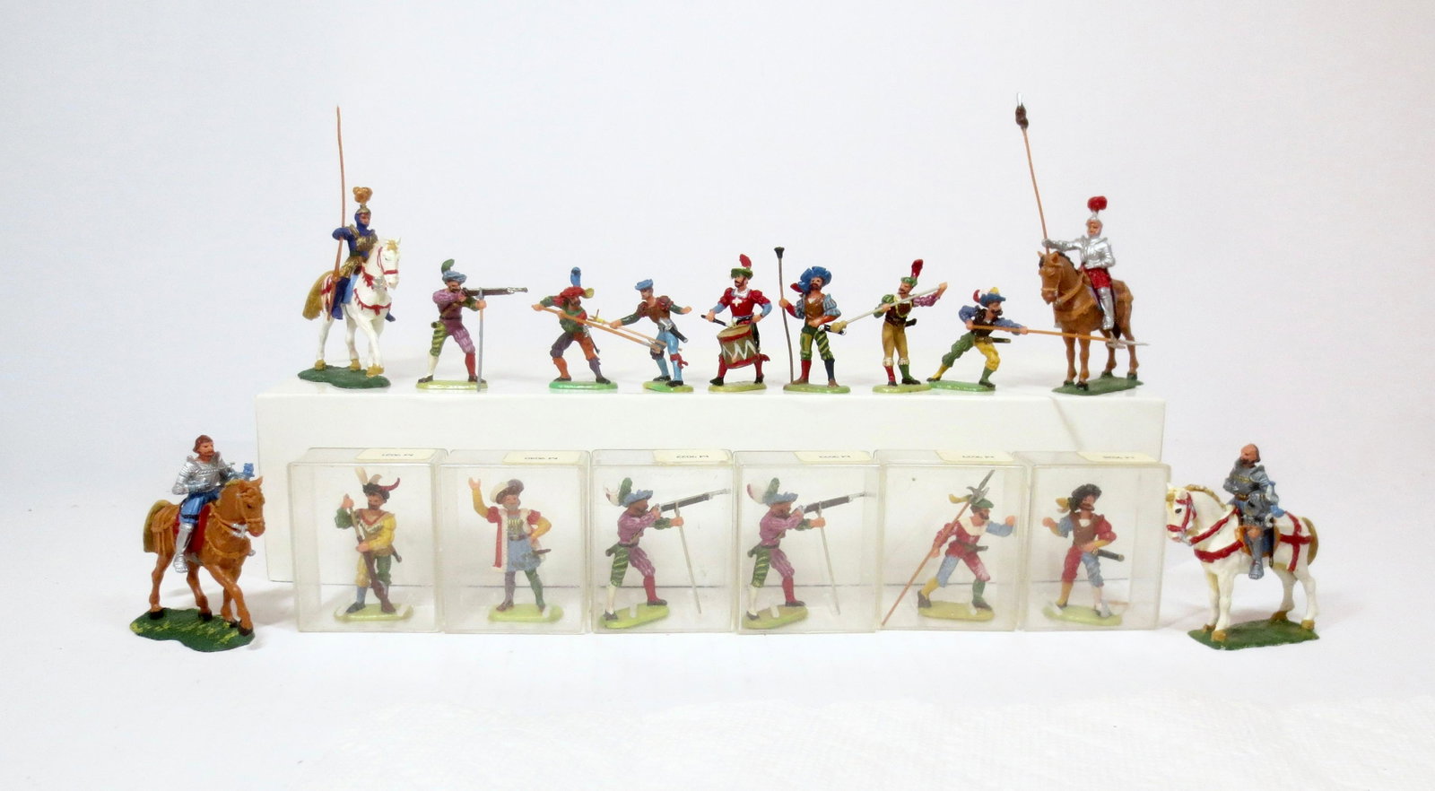 Elastolin 40mm Medieval Figures: Plastic issues. 17 pieces. Excellent condition. Unboxed.