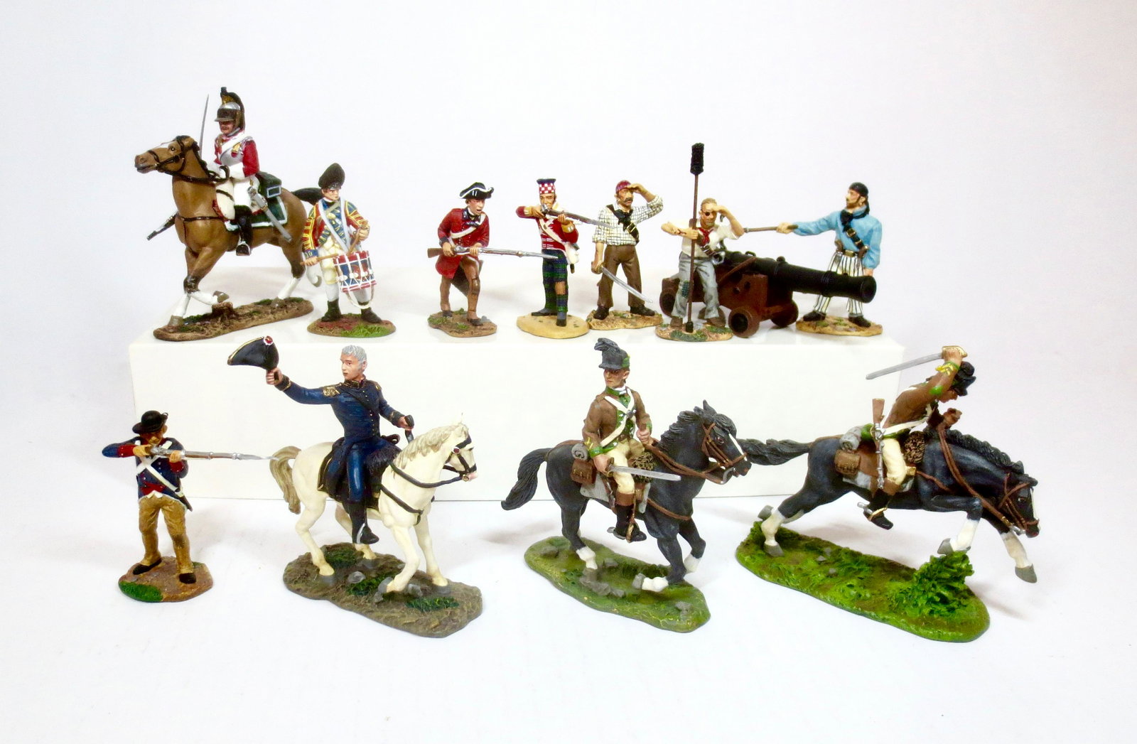 Britains Soldiers Mounted and on Foot: Single Figures from an assortment of Regiments, plus a Pirate Artillery gun & Crew. 12 pieces. Excellent condition. Unboxed.