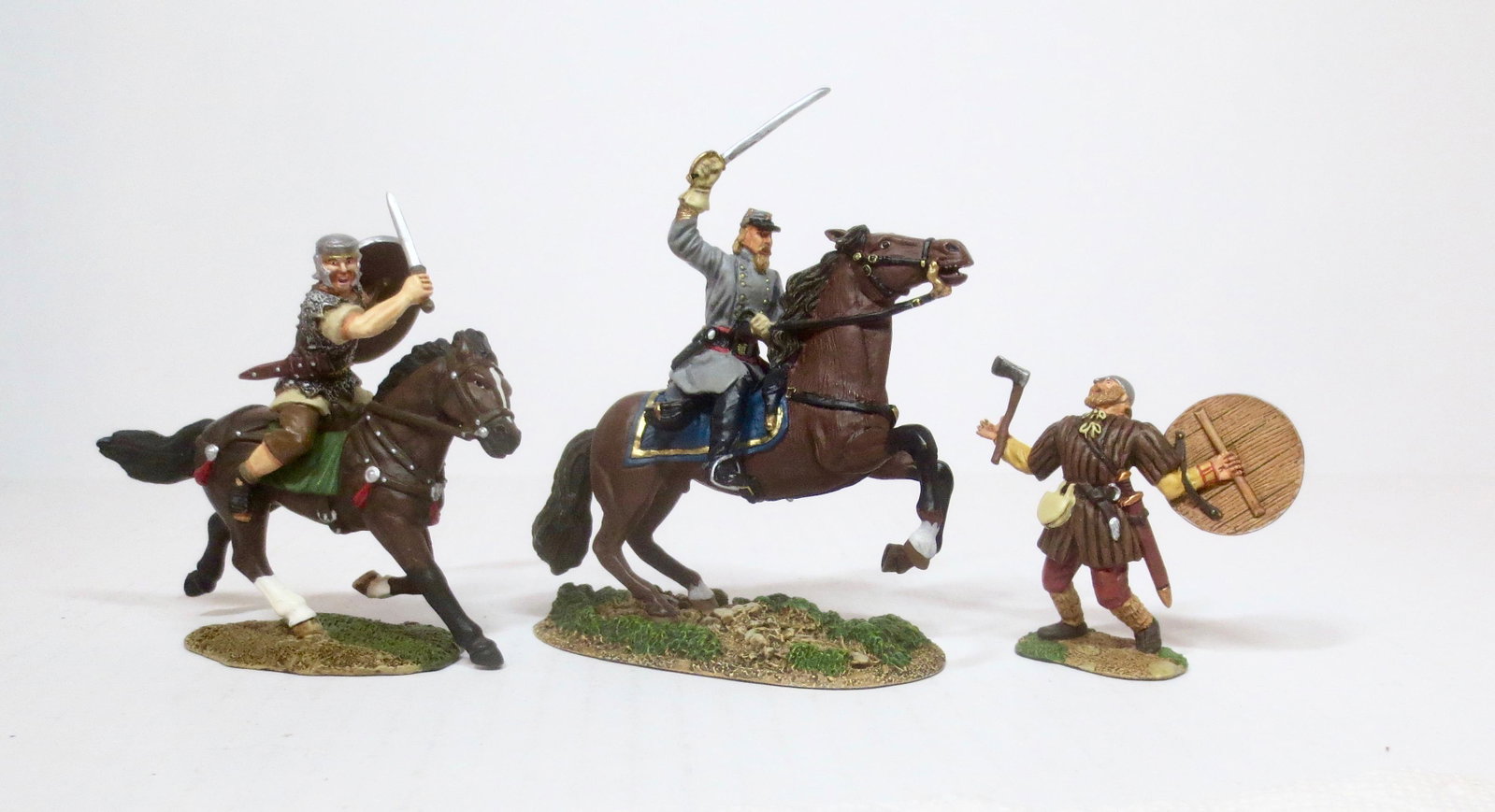 Conte Single Figure Selection: Mounted Roman, Mounted Confederate, and Wounded Viking. 3 pieces. Excellent condition. Unboxed.