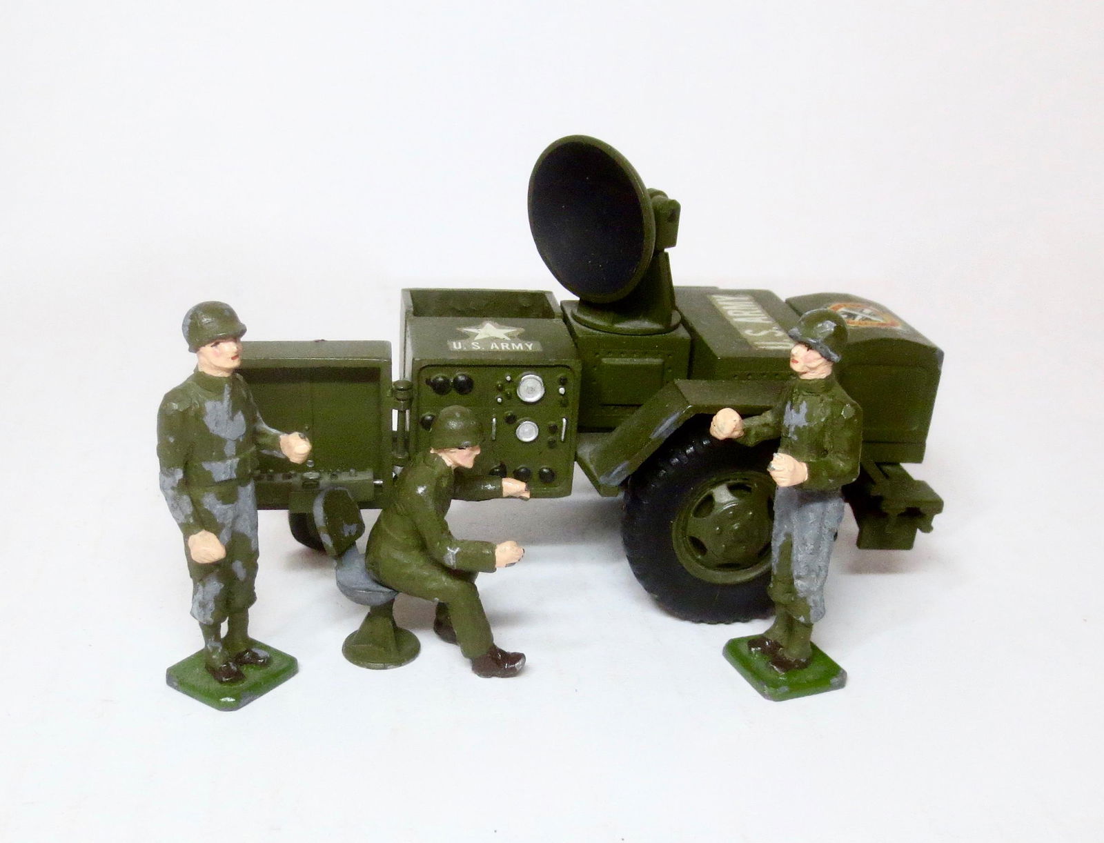 Comet Authenticast RARE US Army Radio Trailer: Includes original three man crew and chair. Cast metal trailer with rubber wheels and US Army decals, in near mint condition. Figures have some paint loss. Unboxed.