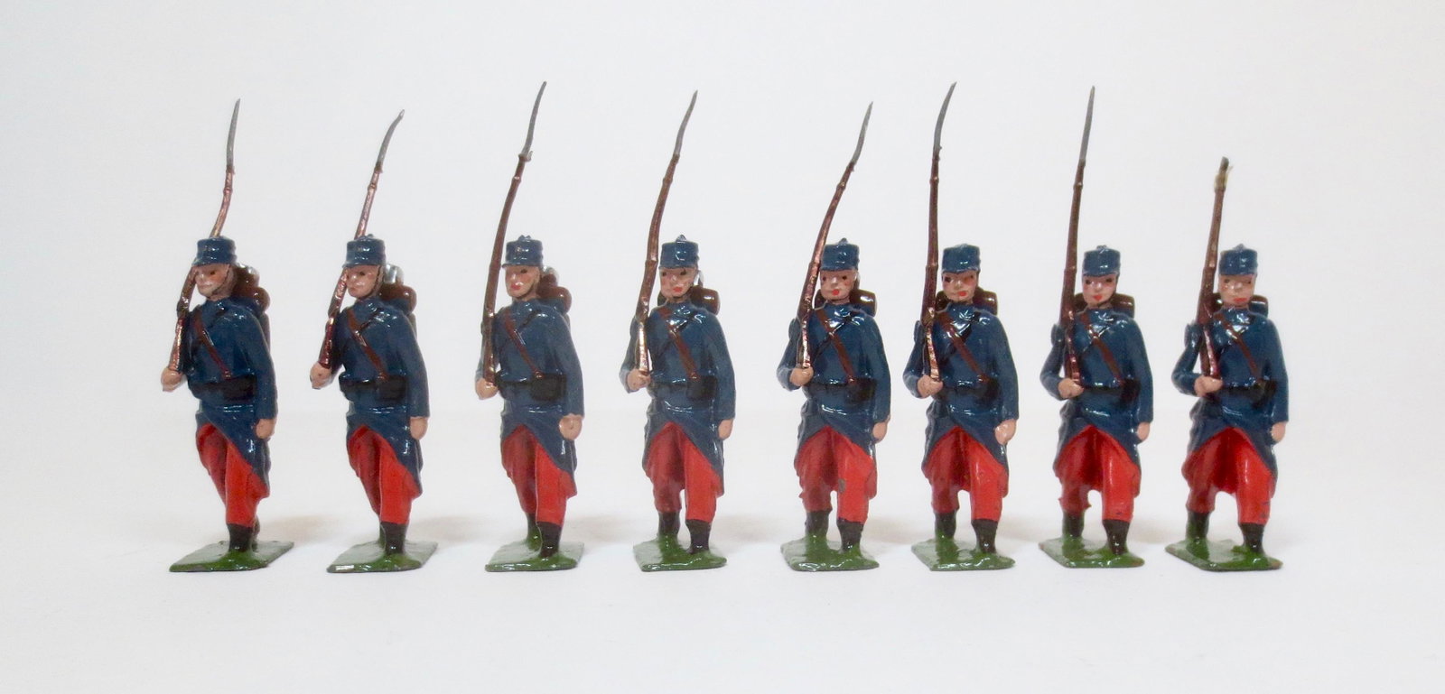 Britains #141 French Infanterie de Ligne: Post war issue. 8 pieces. Excellent overall condition (one missing bayonet). Unboxed.
