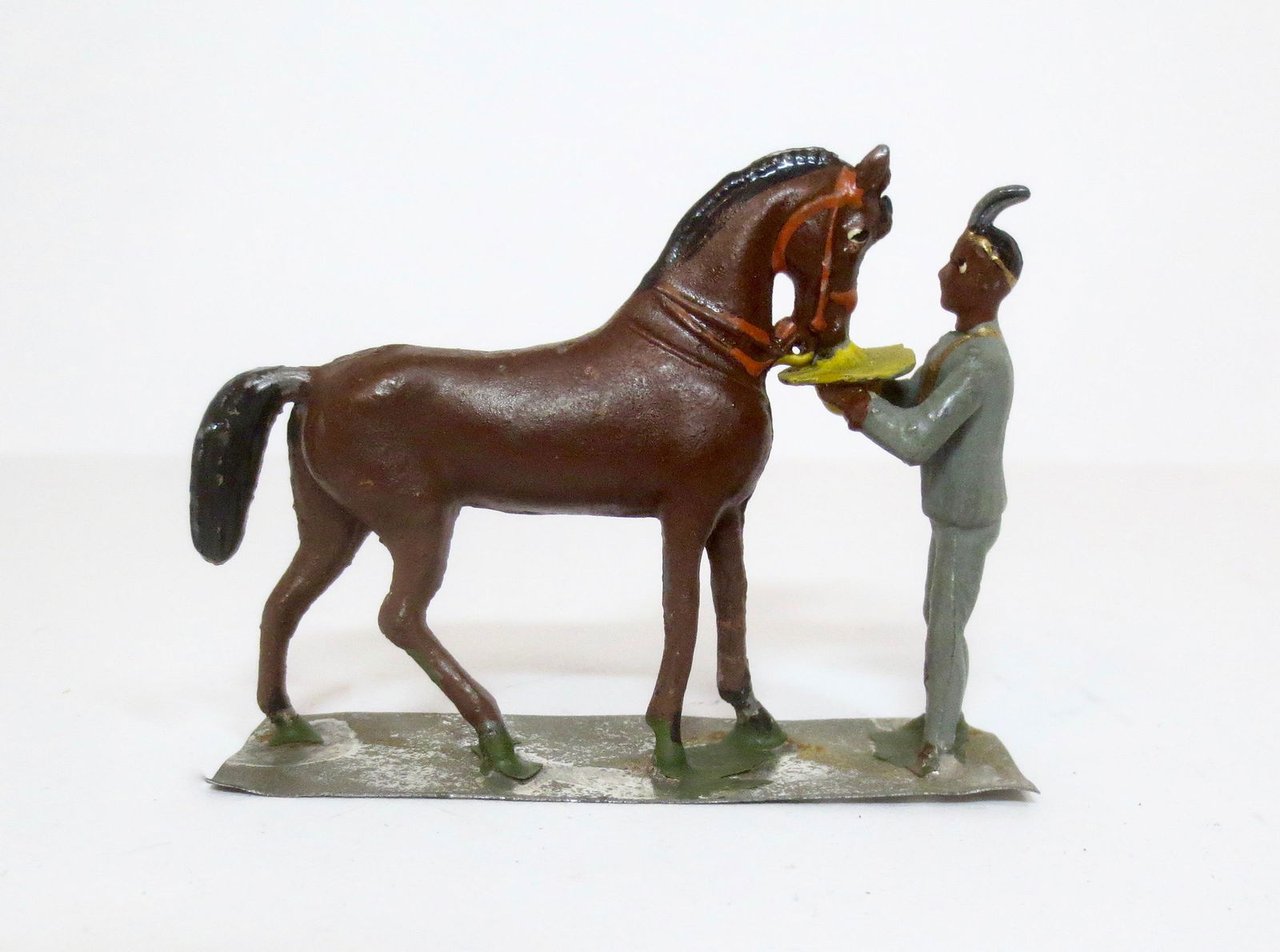 Heyde Indian Brave Feeding Horse: 1 piece. 50mm. Good condition, with paint loss on base. Unboxed.