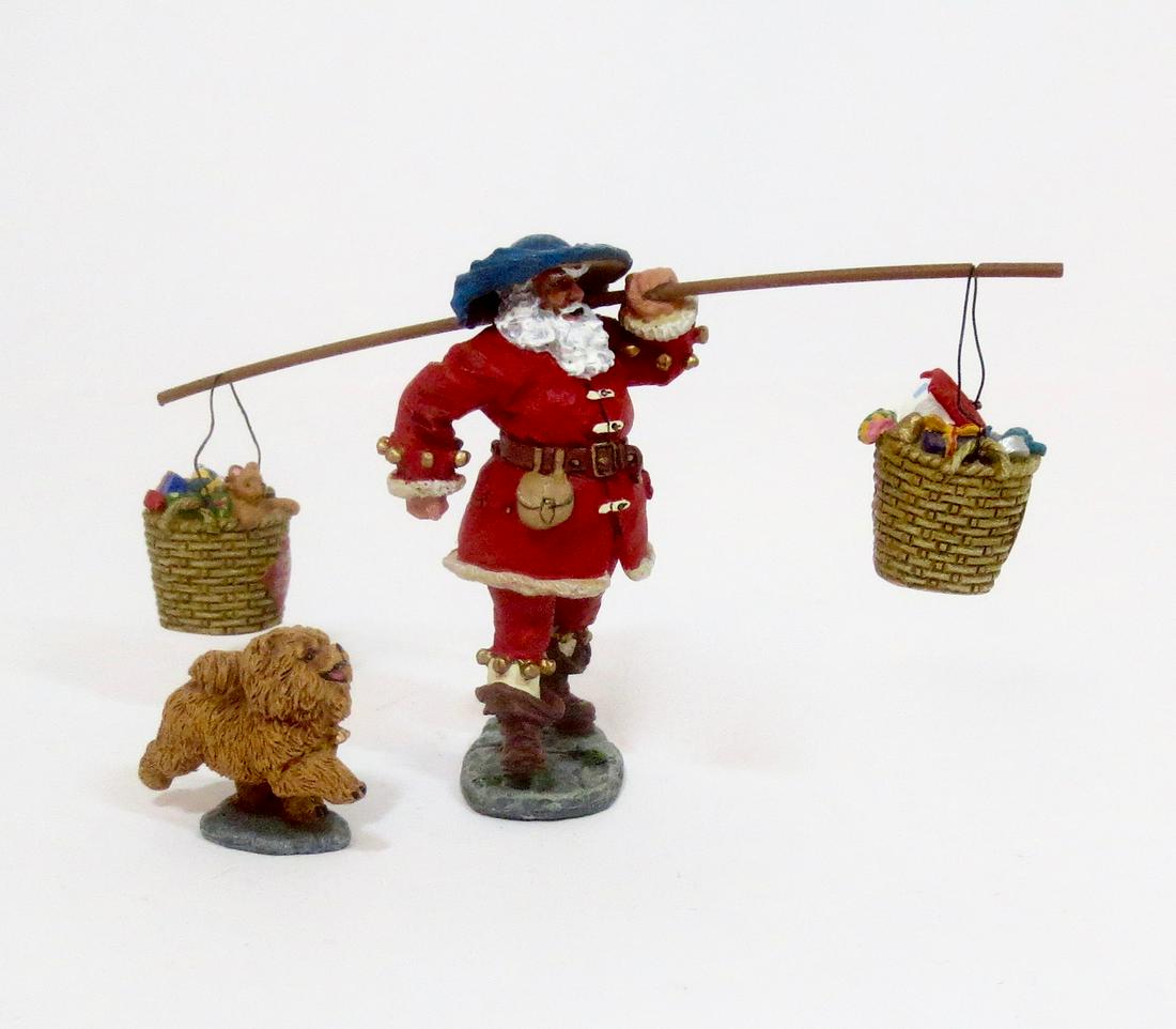 King & Country XM04-01 "Santa visits China": K&C's third special Christmas Santa Set features a traditional Santa making a very untraditional "stop over" in China! To celebrate he is wearing a unique "Hakka-style" straw hat with fringe and carry
