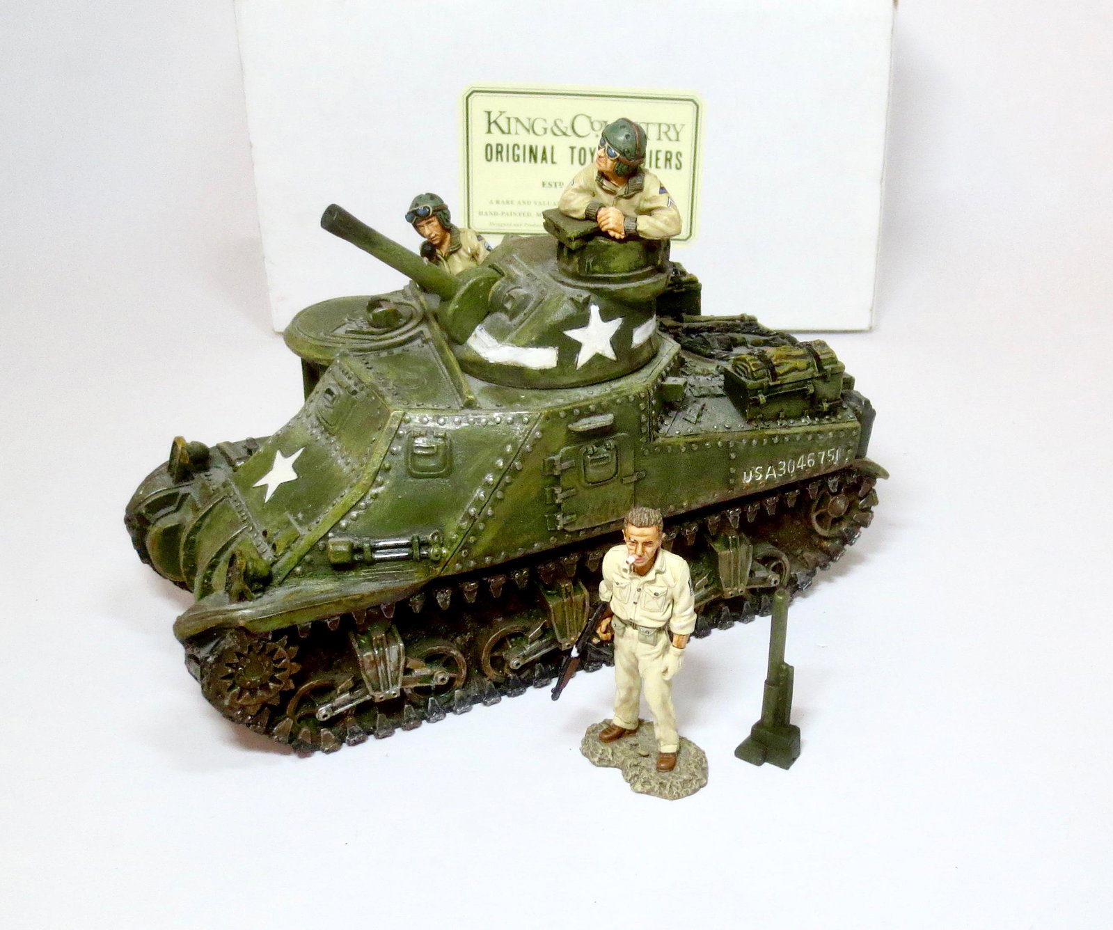 King & Country #DD024 M3 General Lee Tank: With Commander, Gunner & Radio Operator. Retired set. 6 pieces. Very good condition. Guns have some sticky tack on them to hold them in place. Box very good.