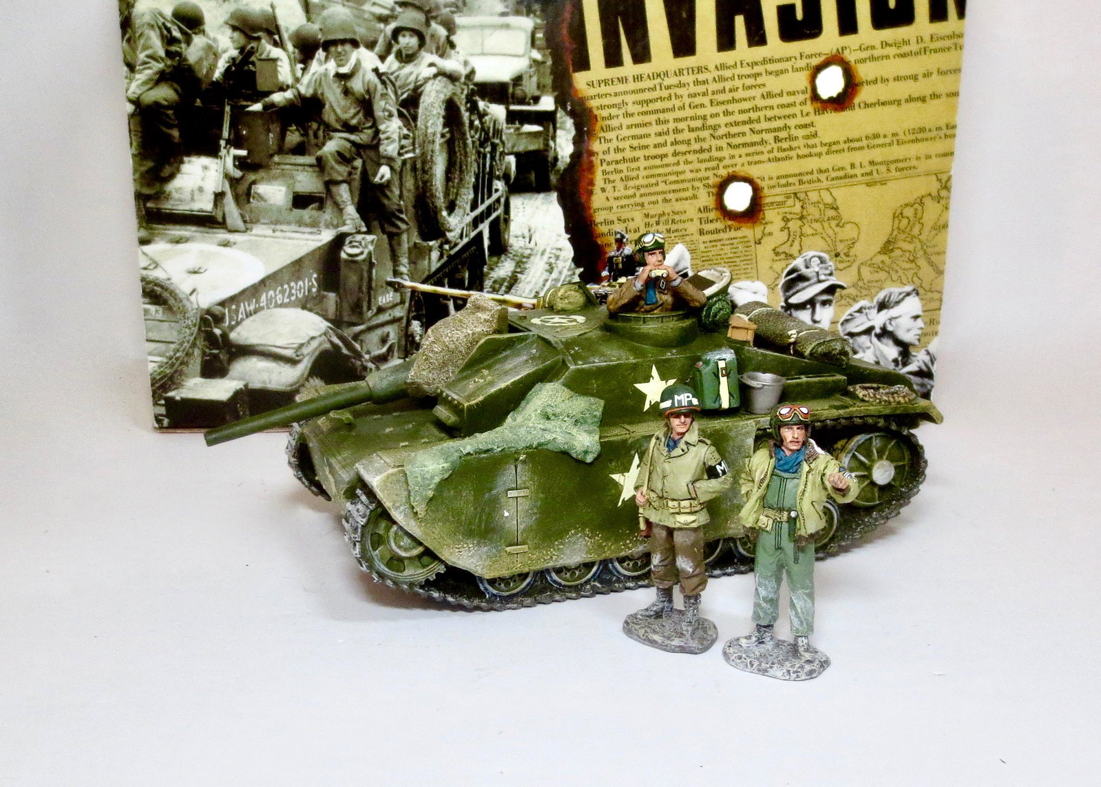 King & Country #BBA008 Wolf in Sheep's Clothing: A German Stug III disguised with extra plates and paint as a ‘phony’ US Tank Destroyer. 3 ‘imitation’ GI’s complete the set. Note the blue scarves. Retired set. 4 pieces. Near mint condition