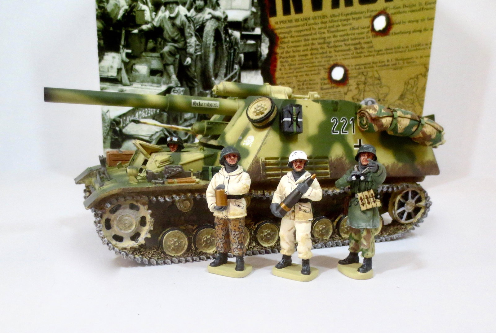 King & Country #WS079 "Winter Hummel": Large, camouflaged assault gun mounted on a Panzer IV chassis comes with 4 crew figures. Retired Set. 5 pieces. Near mint condition. Box excellent.