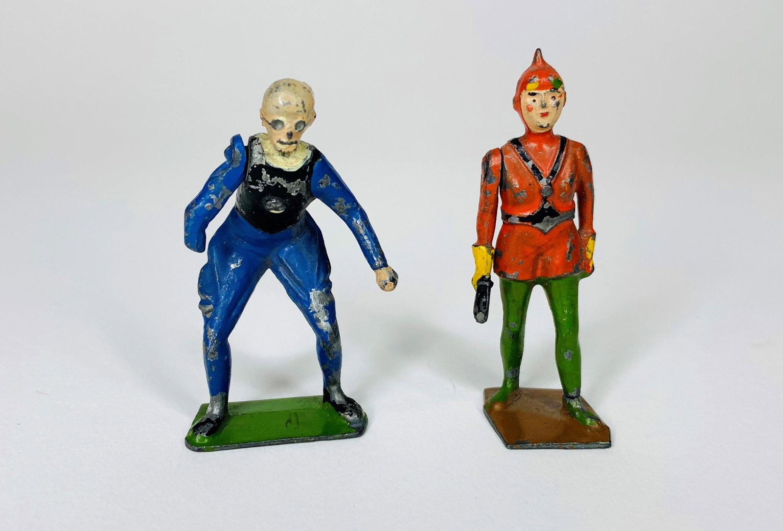 Britains from Set #1415 Buck Rogers Figures: Dr. Huer and Wilma Deering. Pre War. 2 Pieces. Condition Good. Dr. Huer missing forearm and hand. Wilma Deering missing gun barrel.
