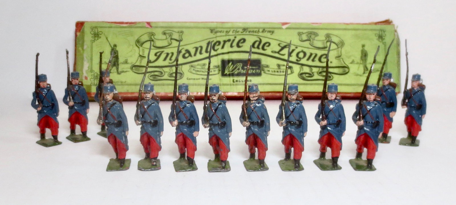 Britains #141 Infanterie de Ligne: Pre War issue. 13 pieces. Excellent to very good condition (3 missing bayonets). Box in poor condition (top label coming loose and wear and tear throughout.