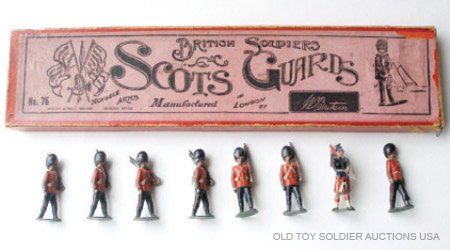 Britains Set # 75 Scots Guards with Piper: Britains Set # 75 Scots Guards with Piper and Bemedalled Officer.with original Battle Honours box – Untied. Pre WW1. Rare round base with Valise Packs. 1897-1904. 8 Pieces. Condition Good (Slight pa