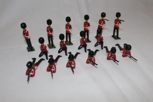Britains set #1327 Grenadier Guards firing (1 of 1)