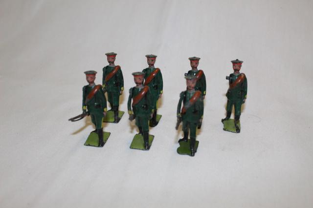 From Britains set #133 Russian Infantry: Pre-war, 1920s with red cap bands, 7 pcs, 54 mm, G/VG, 2 missing rifle arms, 1 missing rifle barrel. No box.