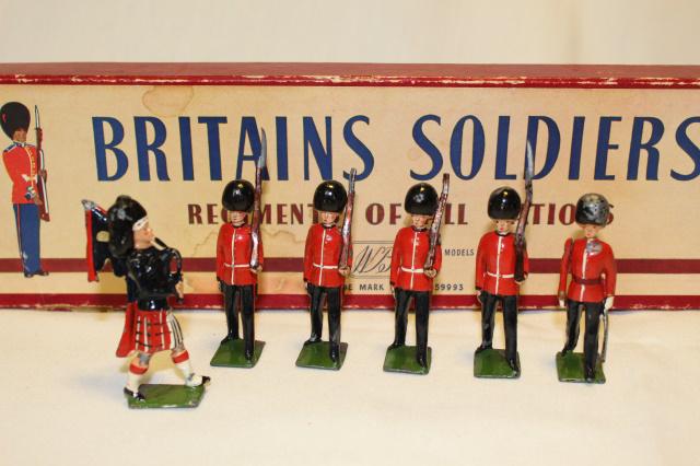 Britains set #75 Scots Guards with Piper (1 of 1)