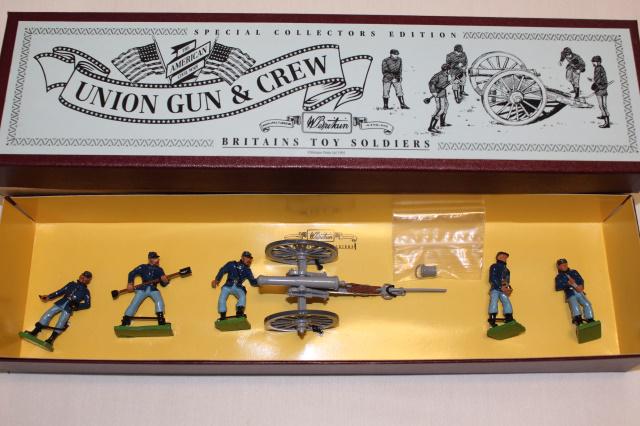 Britains set #8875 Union Gun & Crew: 7-pc Civil War set, 54 mm, 1995, gun, 5-man crew and bucket. MIB with outer sleeve.