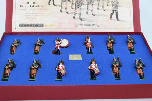 Britains 00316 Irish Guards Pipes & Drums (1 of 1)