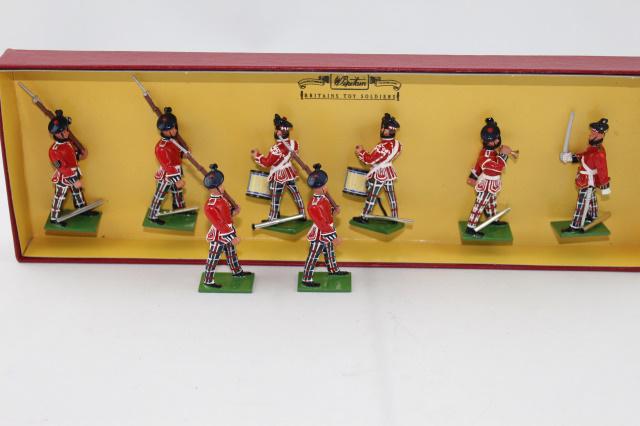 Britains #8962 King's Own Scottish Borderers: 8 pcs. (6-pc set plus 2 extra troopers), 54 mm, 1997. MIB.