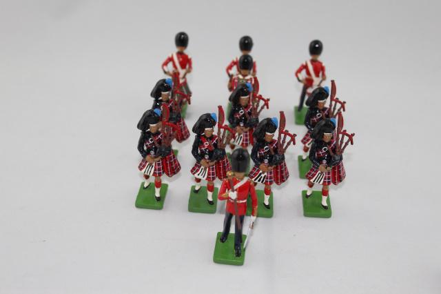 Britains set #8305 Scots Guards Pipes & Drums: 12 pcs. (complete 10-pc set plus 2 extra pipers), 54 mm,