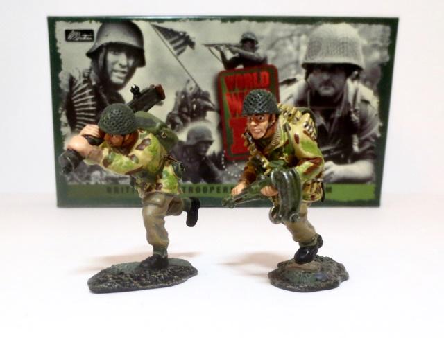 Britains #17143 British Paratroopers: Bren Gun Team. 2 pieces. Mint condition. Box excellent.