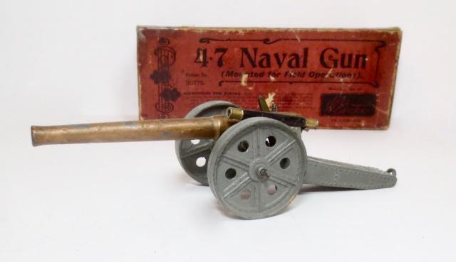 Britains #1264 4.7 Naval Gun: Mounted for Field Operations. First version (1902-1916). 1 piece. Very good condition. Printed box in fair condition, with wear and taped repairs.