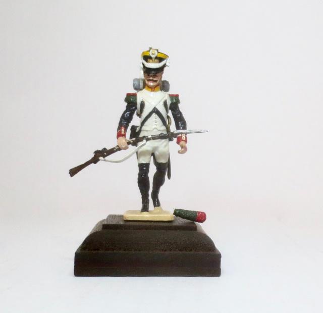 Napoleonic With Rifle Military Miniature Model: 1 piece. 54mm. Very good condition (loose plume included for repair). No box.