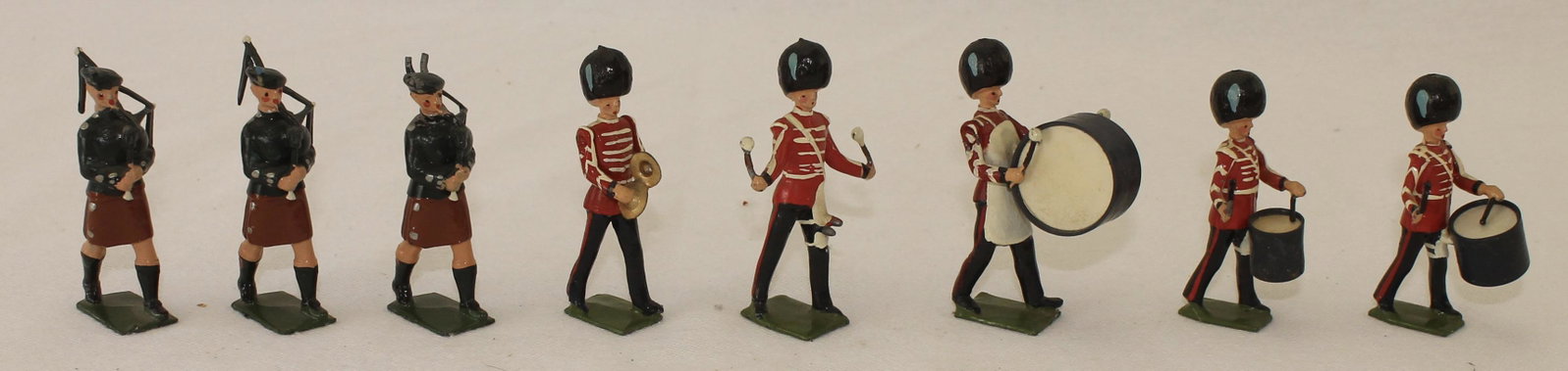 Britains From #2096 Irish Guards Drum Pipe Band: Includes Plastic Drums without Decals. 8 Pieces. Condition Good. One Bagpipe Damaged. One Bass Drum Missing. No Box.