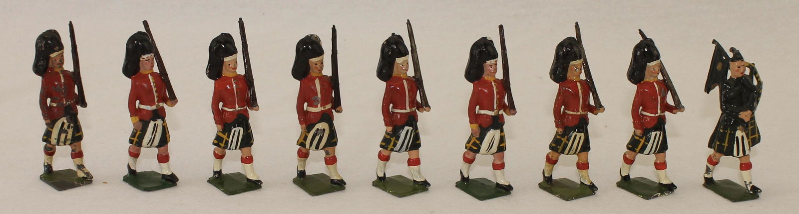 Britains From #77 Gordon Highlanders with Piper (1 of 1)