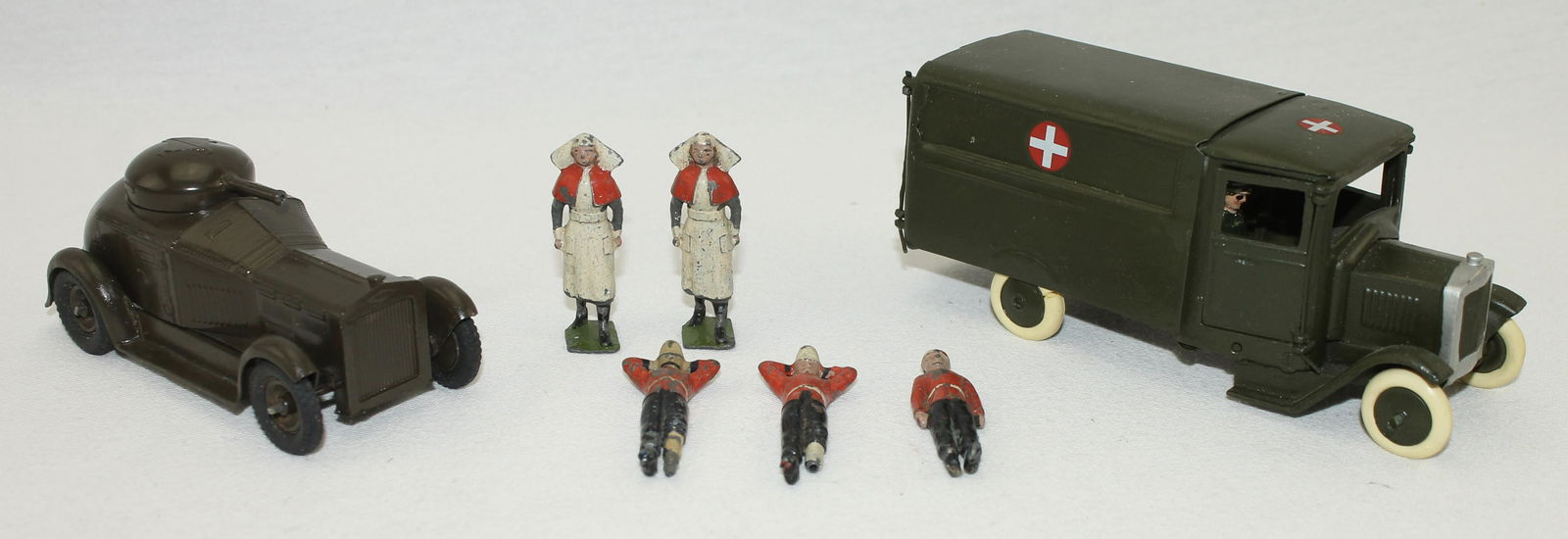 Britains Lot Army Ambulance Nurses Wounded (1 of 1)