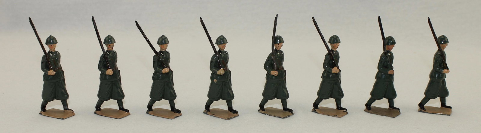 Britains #1435 Italian Infantry: Post War. In Service Dress. One Figure Slight Mismatch. 8 Pieces. Condition Very Good. No Box.
