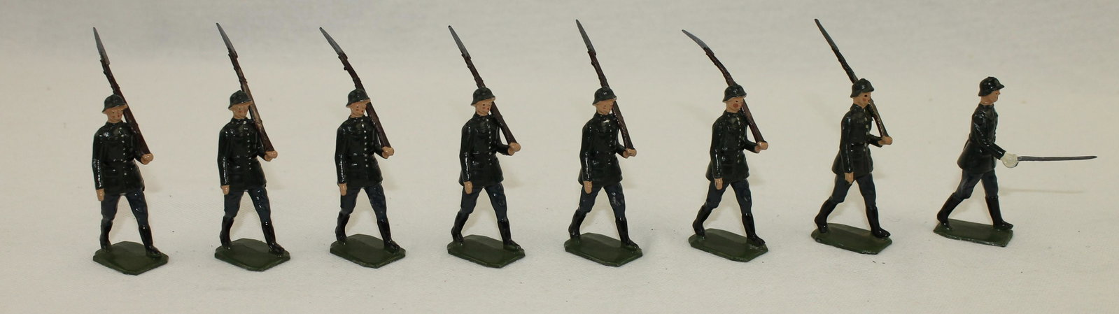 Britains #432 German Infantry Service Dress: Post War. 8 Pieces. Condition Excellent. No Box.