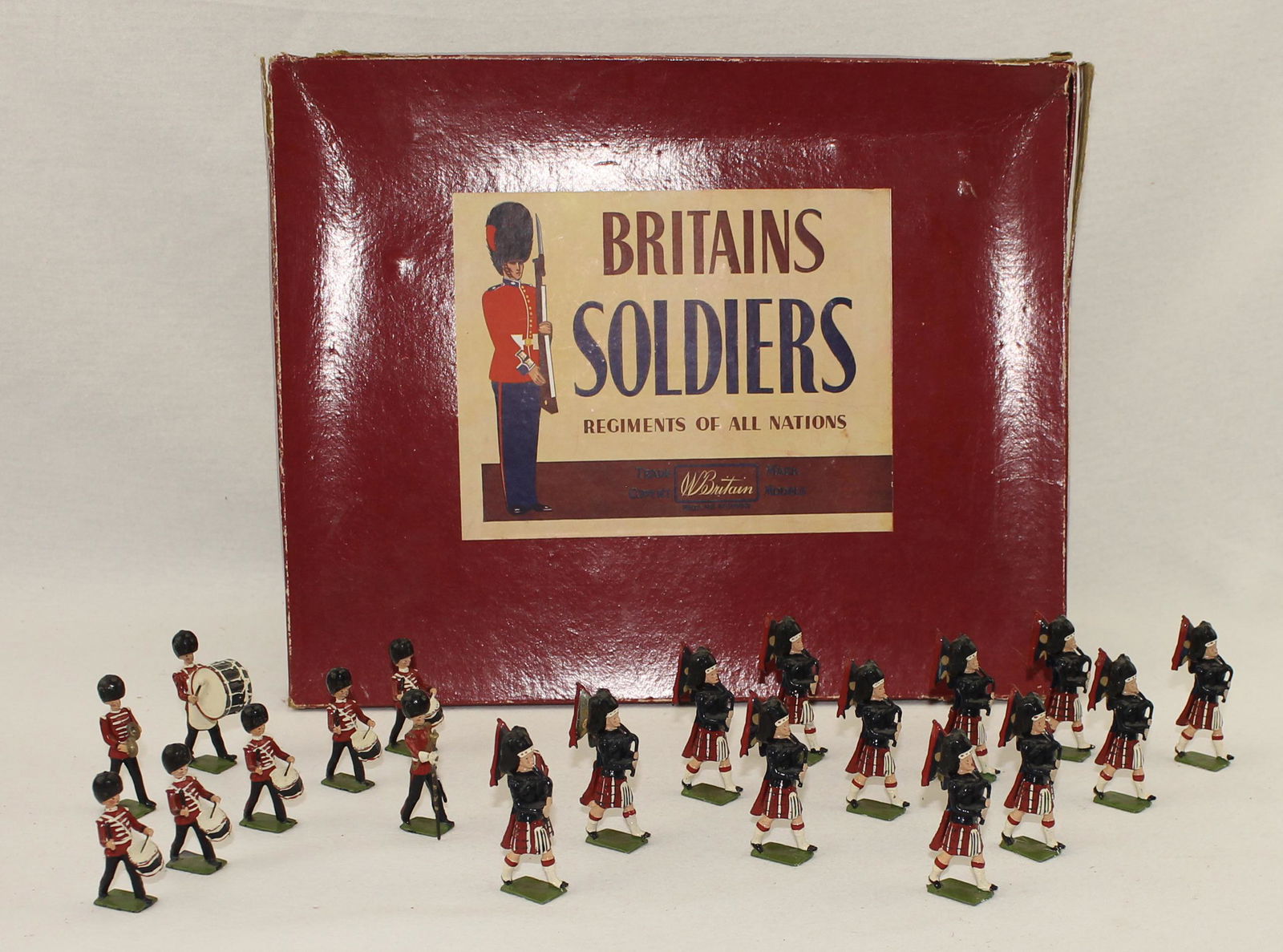 Britains #1722 Scots Guards Pipes and Drums (1 of 4)